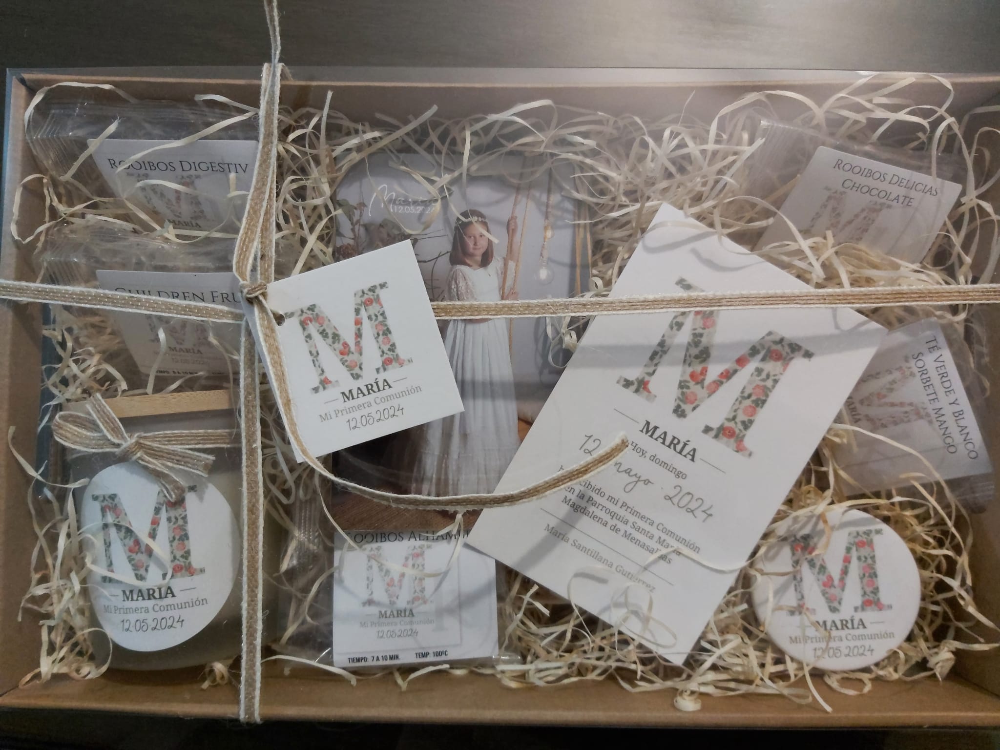 Caja regalo personalizada para Primera Comunión con tés artesanales y vela decorativa